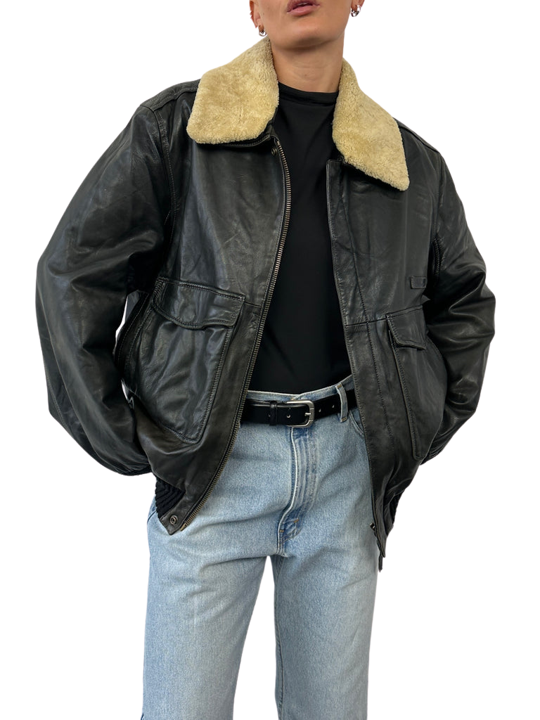 https://storage.googleapis.com/download/storage/v1/b/whering.appspot.com/o/marketplace_product_images%2Fffy-vintage-removable-fur-collar-aviator-leather-bomber-jacket-black-vkcVLbnmApnBMRx6zokEfN.png?generation=1710763294659764&alt=media