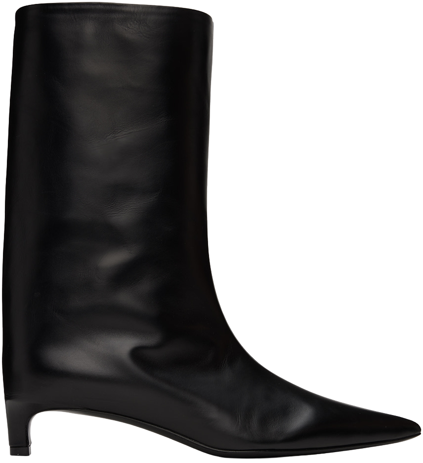 https://storage.googleapis.com/download/storage/v1/b/whering.appspot.com/o/marketplace_product_images%2Fjil-sander-pointed-toe-boot-black-h3HQXiKCHVs3KivD639FsS.png?generation=1696324192940136&alt=media