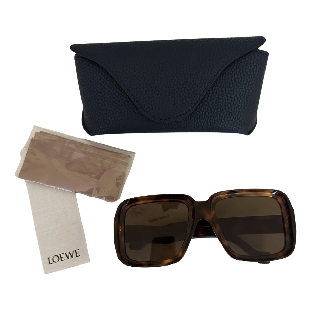 https://storage.googleapis.com/download/storage/v1/b/whering.appspot.com/o/marketplace_product_images%2Floewe-oversized-sunglasses-brown-i9jQetgFScQacGLTA37VxZ.png?generation=1689570059626637&alt=media