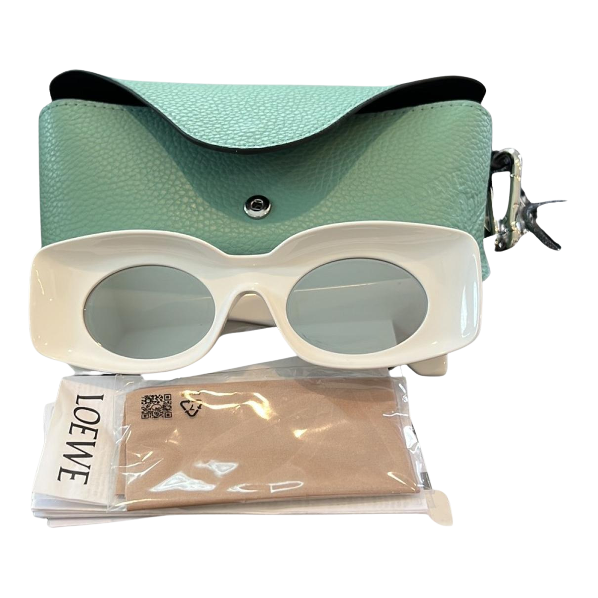 https://storage.googleapis.com/download/storage/v1/b/whering.appspot.com/o/marketplace_product_images%2Floewe-sunglasses-multicolor-qZhT461zyaKGCC1Ryhk8Uf.png?generation=1688965252806659&alt=media