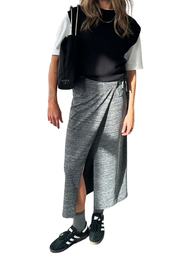 https://storage.googleapis.com/download/storage/v1/b/whering.appspot.com/o/marketplace_product_images%2Focean-star-vintage-silk-wrap-maxi-skirt-black-gBM9UqKti4RVfWR4K7Pbwx.png?generation=1705631698627602&alt=media