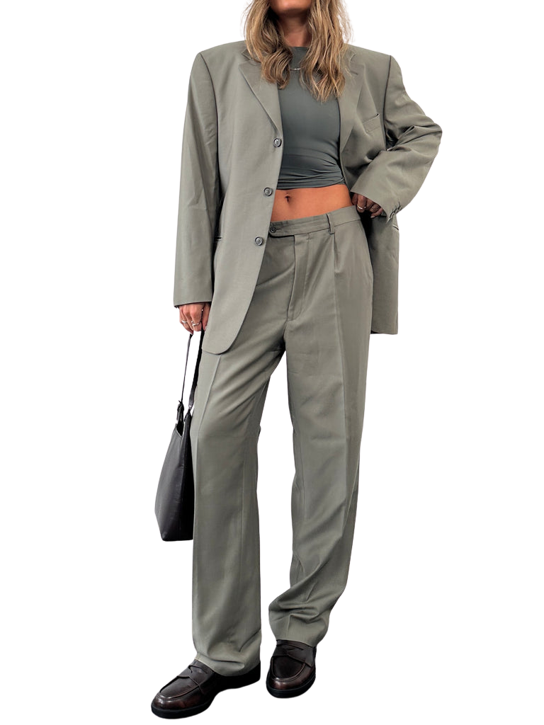 https://storage.googleapis.com/download/storage/v1/b/whering.appspot.com/o/marketplace_product_images%2Fpierre-cardin-pure-wool-single-breasted-suit-gray-kYC6pkYUuGmMtiGtJ3yyPo.png?generation=1713841284285275&alt=media