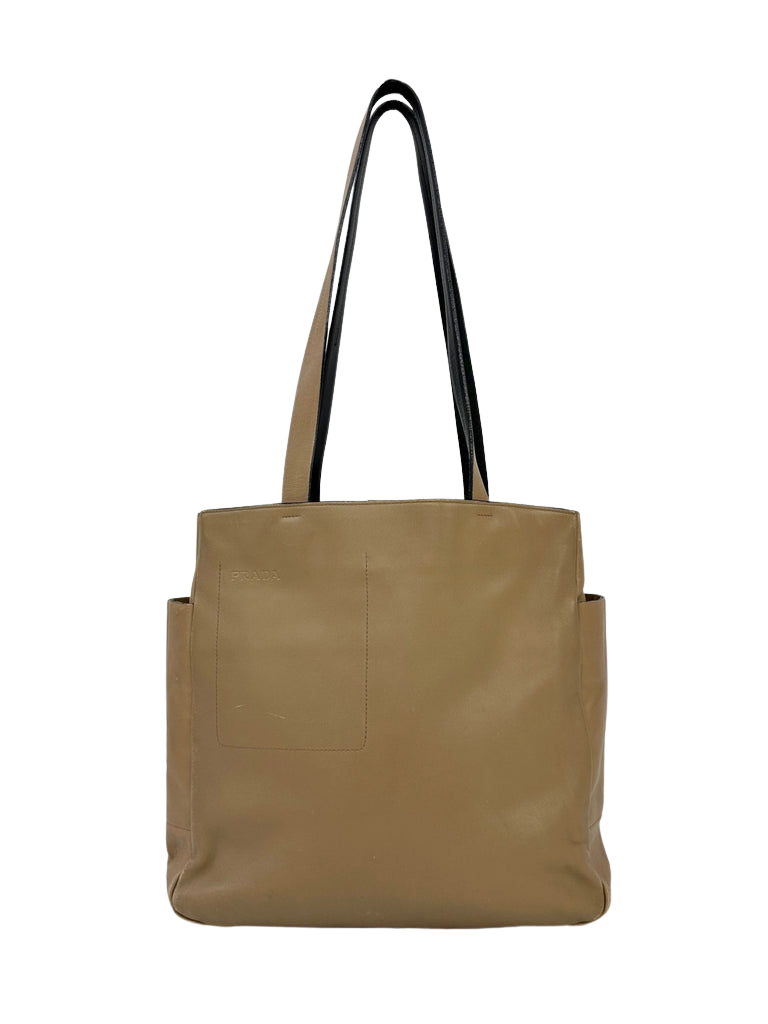 https://storage.googleapis.com/download/storage/v1/b/whering.appspot.com/o/marketplace_product_images%2Fprada-contrast-leather-tote-bag-khaki-hX3b7i8SpZbwc5UScNj6Pd.png?generation=1688385473732768&alt=media