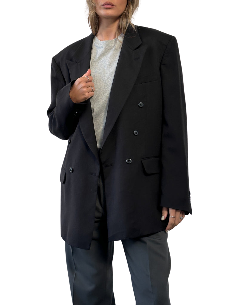 https://storage.googleapis.com/download/storage/v1/b/whering.appspot.com/o/marketplace_product_images%2Fsavane-vintage-wool-double-breasted-blazer-40l-l-black-smicfB95YQEqZ9LPKK1ddw.png?generation=1705631735647602&alt=media