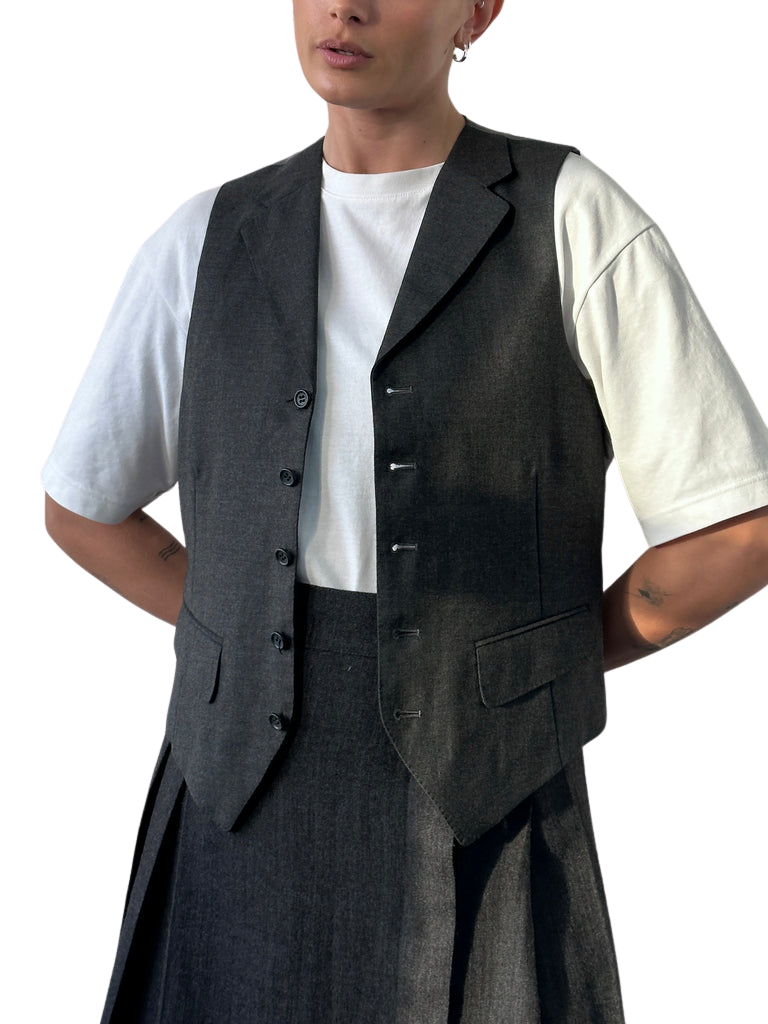 https://storage.googleapis.com/download/storage/v1/b/whering.appspot.com/o/marketplace_product_images%2Funbranded-vinatge-collared-wool-waistcoat-grey-md3DQbbApBKTCyqYWnjQrK.png?generation=1706322968127086&alt=media