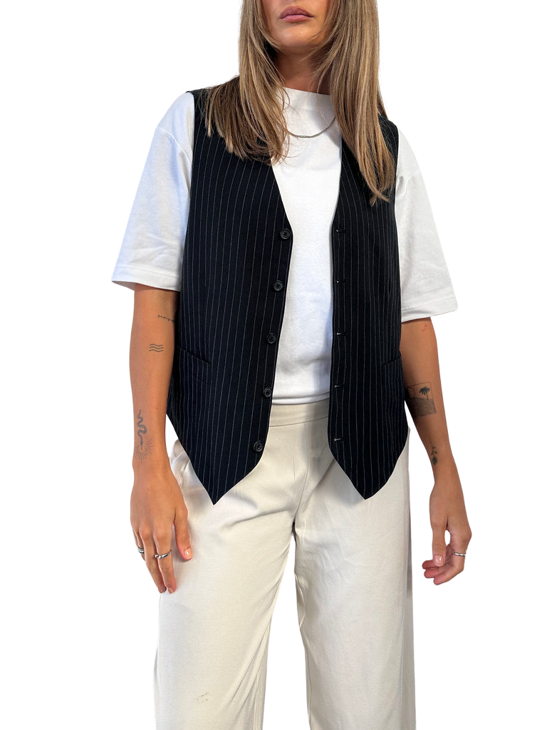 https://storage.googleapis.com/download/storage/v1/b/whering.appspot.com/o/marketplace_product_images%2Funbranded-vintage-pinstripe-waistcoat-black-sbNSJwHNLAA7xeaMxXPrZK.png?generation=1705631323949818&alt=media