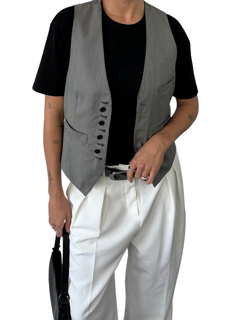 https://storage.googleapis.com/download/storage/v1/b/whering.appspot.com/o/marketplace_product_images%2Funbranded-vintage-reversible-wool-tailored-waistcoat-gray-pakkEBMhFRoe8zEUXzaj1W.png?generation=1713840683503691&alt=media