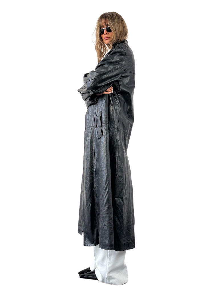 https://storage.googleapis.com/download/storage/v1/b/whering.appspot.com/o/marketplace_product_images%2Fvera-pelle-italian-vintage-floor-length-leather-trench-coat-white-3ZswVKggPzX7F1tuzGSeRt.png?generation=1705632000568853&alt=media