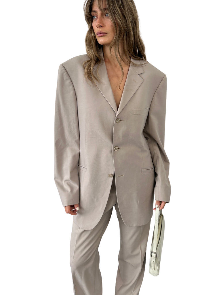 https://storage.googleapis.com/download/storage/v1/b/whering.appspot.com/o/marketplace_product_images%2Fversace-classic-versace-single-breasted-wool-suit-beige-vCE6hruWoCmMpkBzJeBbVW.png?generation=1715484408955710&alt=media