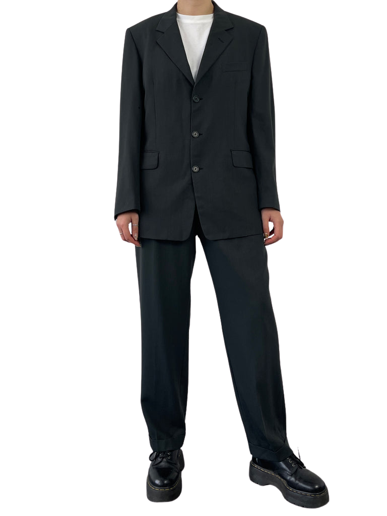 https://storage.googleapis.com/download/storage/v1/b/whering.appspot.com/o/marketplace_product_images%2Fyves-saint-laurent-pour-homme-yves-saint-laurent-pure-wool-single-breasted-suit-grey-uJnzc1tGT3AN86i5VaJ1NG.png?generation=1690856296108496&alt=media