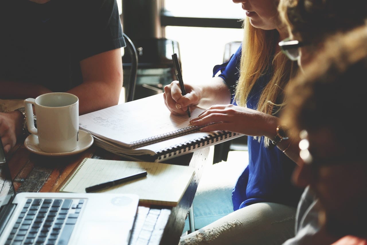 Portfolio adequado ao tipo e nível do negócio: pessoas em reunião ao redor de uma mesa..