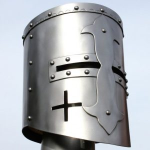 Topfhelm mit Kreuz auf der Gesichtsplatte 