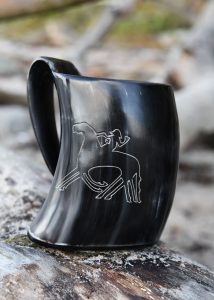 ​Großer Wikinger Trinkbecher / Bierkrug aus echtem Horn mit Odin reitet Sleipnir