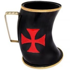 Trinkhorn Becher ca. 800 ml. mit Templerkreuz und Messingverzierung