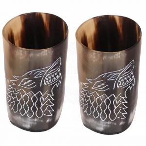 2 Trinkhornbecher ca. 200 ml mit handgeschnitztem Emblem Game of Thrones House Stark.