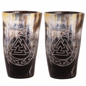 2 stuks Drinkbekers van ca. 200 ml. met handgesneden Valknut symbool