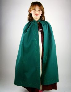 Middeleeuwse Kindercape in Groen met Borduursels