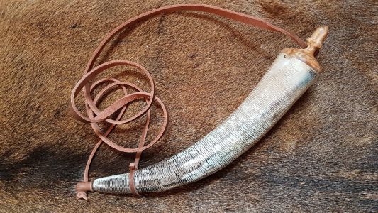 Pulverhorn mit Lederriemen 17Jh-18Jh.