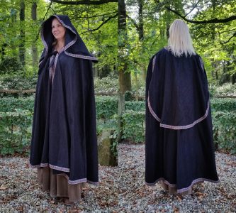 Middeleeuwse Cape Wol in Zwart met grote Muts, 131 cm