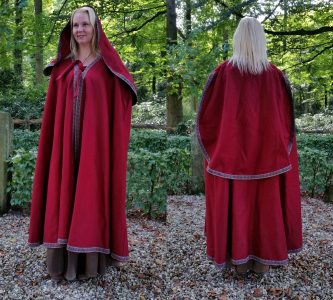 Middeleeuwse Cape Wol in Rood met grote Muts, 131 cm