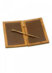 ​​Römische Schreibtafel aus Wachs und Holz mit Bronzestift