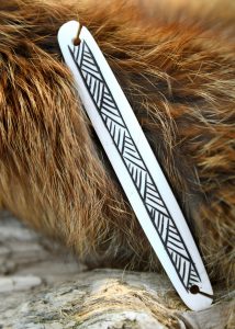 Webschiffchen aus Knochen mit Streifenmuster