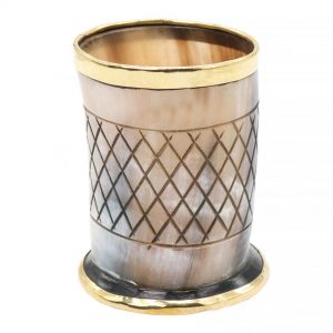 Hornbecher / Schnapsglas mit Messingrand und Gravur, 8 cm hoch