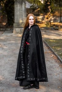 Middeleeuwse Cape Wol in Zwart met Borduursels, 131 cm