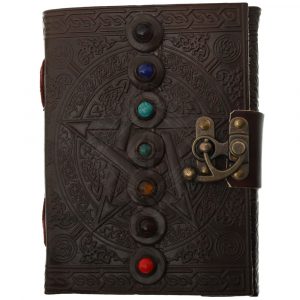 Leder-Notizbuch mit eingraviertem Pentagramm und sieben Chakra-Steinen in einer Reihe