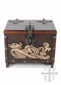 Klein houten Vikingkistje met Midgard slangenmotief, ca. 33 x 25 x 28 cm