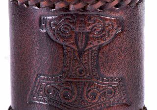 Würfelbecher aus Leder mit geprägtem Thorshammer, braun