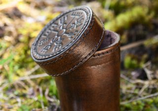 Dobbelbeker van Leder met deksel, Vegvisir reliëf in bruin