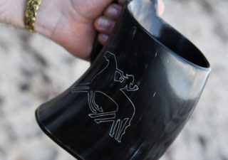 Viking Drinkbeker/Bierpul gemaakt van echt hoorn met Odin bereden Sleipnir