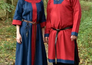 Vroeg Middeleeuws Tuniek in Rood met Blauw