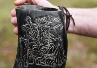 Wikinger ​Hornbecher, Bierkrug mit Holzboden und Odin-Motiv