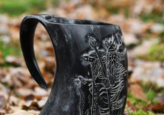 Viking Drinkbeker van Hoorn, Mede/Bierpul met houten voet en Odin-motief