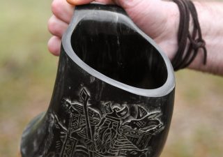 Wikinger ​Hornbecher, Bierkrug mit Holzboden und Odin-Motiv