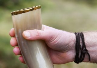 Trinkbecher aus Horn mit Messingrand, ohne Henkel