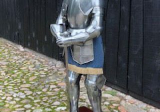 Mittelalter Ritter Rustung von Gladius mit Schwert und auf Podest