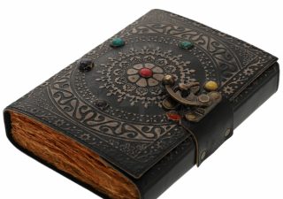 Handgefertigtes Leder-Notizbuch mit Mandala-Kreis und sieben Chakra-Steinen