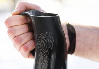 ​Großer Trinkbecher / Bierkrug aus echtem Horn