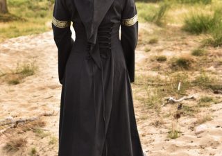Middeleeuwse jurk met capuchon in het zwart