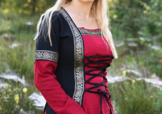 ​Mittelalterliches Kleid, rot/schwarz.