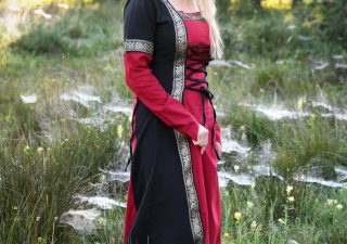 ​Mittelalterliches Kleid, rot/schwarz.