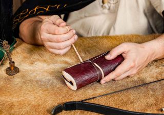 Opgerold Notitieboekje in leren band, bruin