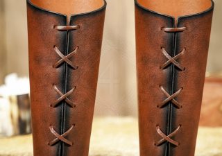 ​Lange Lederarmbänder mit geprägtem Keltischen Spiralornament