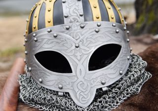 Wikinger Brillenhelm, Spangenhelm mit Brünne