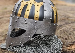 Wikinger Brillenhelm, Spangenhelm mit Brünne