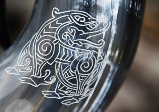 Viking Drinkbeker/Bierpul gemaakt van echt hoorn met Vikingdraak