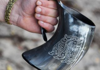 ​Wikinger Großer Trinkbecher / Bierkrug aus echtem Horn mit Wikinger-Drache